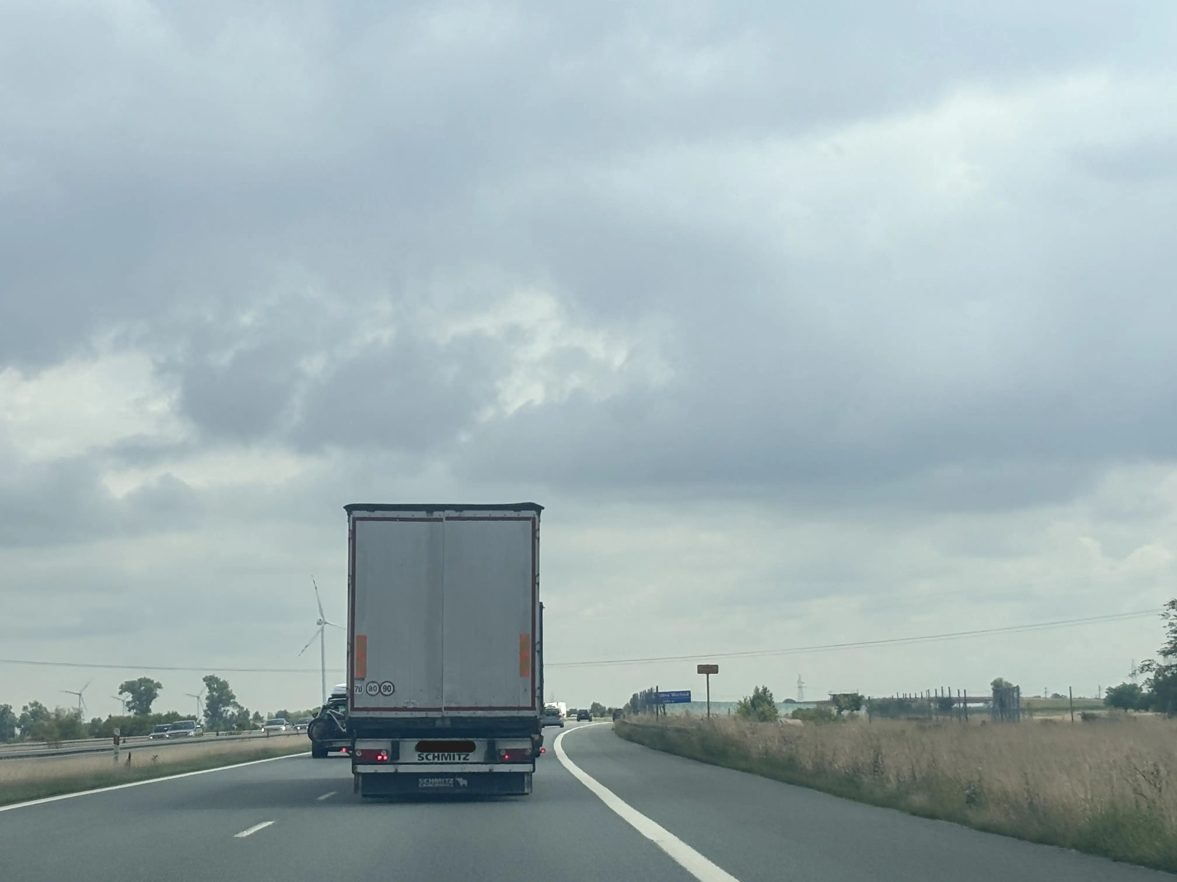 Czy w przedstawionej sytuacji jadąc autostradą samochodem ciężarowym o maksymalnej masie całkowitej powyżej 3,5 t wolno Ci wyprzedzić pojazd samochodowy poruszający się z nieznacznie mniejszą prędkością od Twojej?